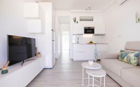 Deluxe Apartment. 50 Meters Beach